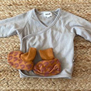 EUC Oeuf side snap shirt and booties